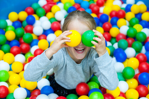 ילדה משחקת בציוד לג'ימבורי בריכת כדורים
