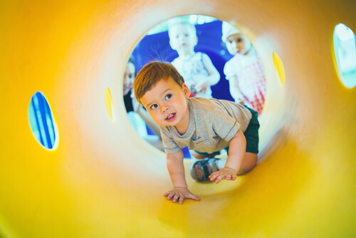 ילד זוחל בתוך חבית ציוד לג'ימבורי