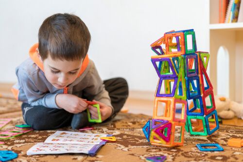 ילד משחק במשחקים חינוכיים